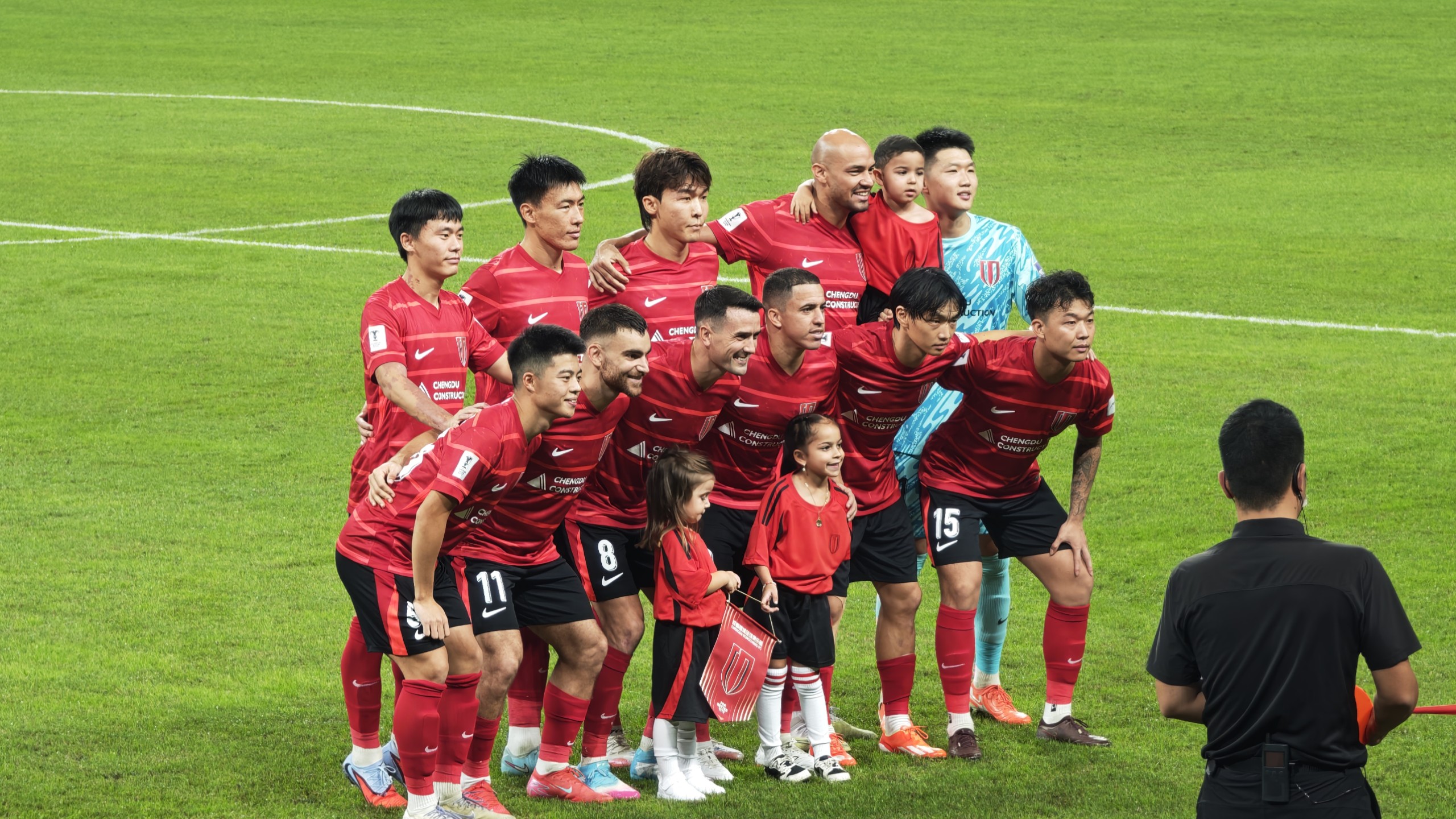 九游亚洲官网-踢出制胜一球！足球队员大放异彩获胜的简单介绍