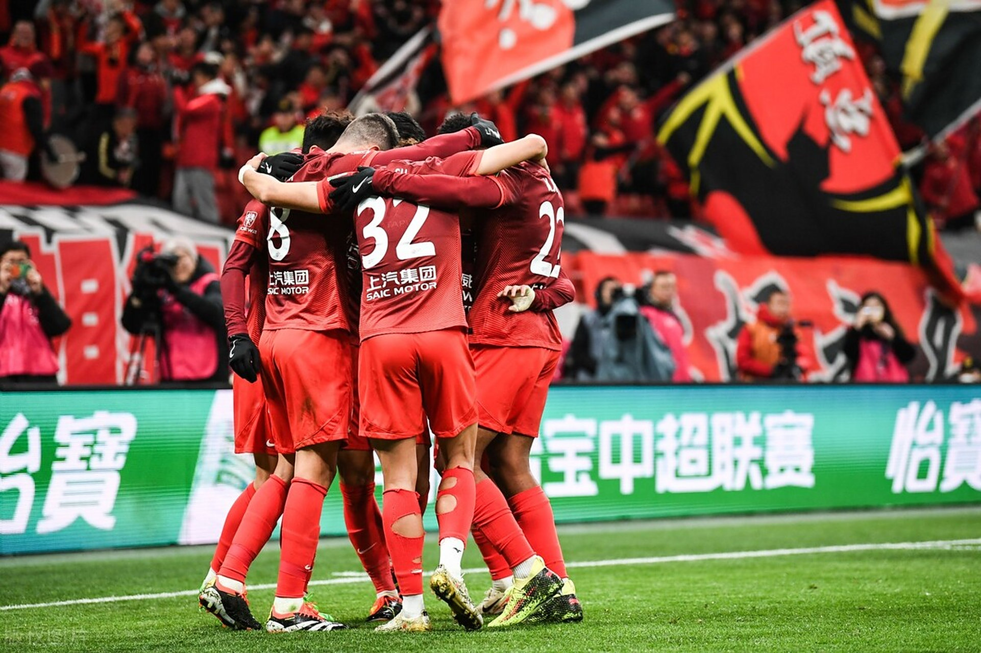 踢出制胜一球！足球队员大放异彩获胜的简单介绍