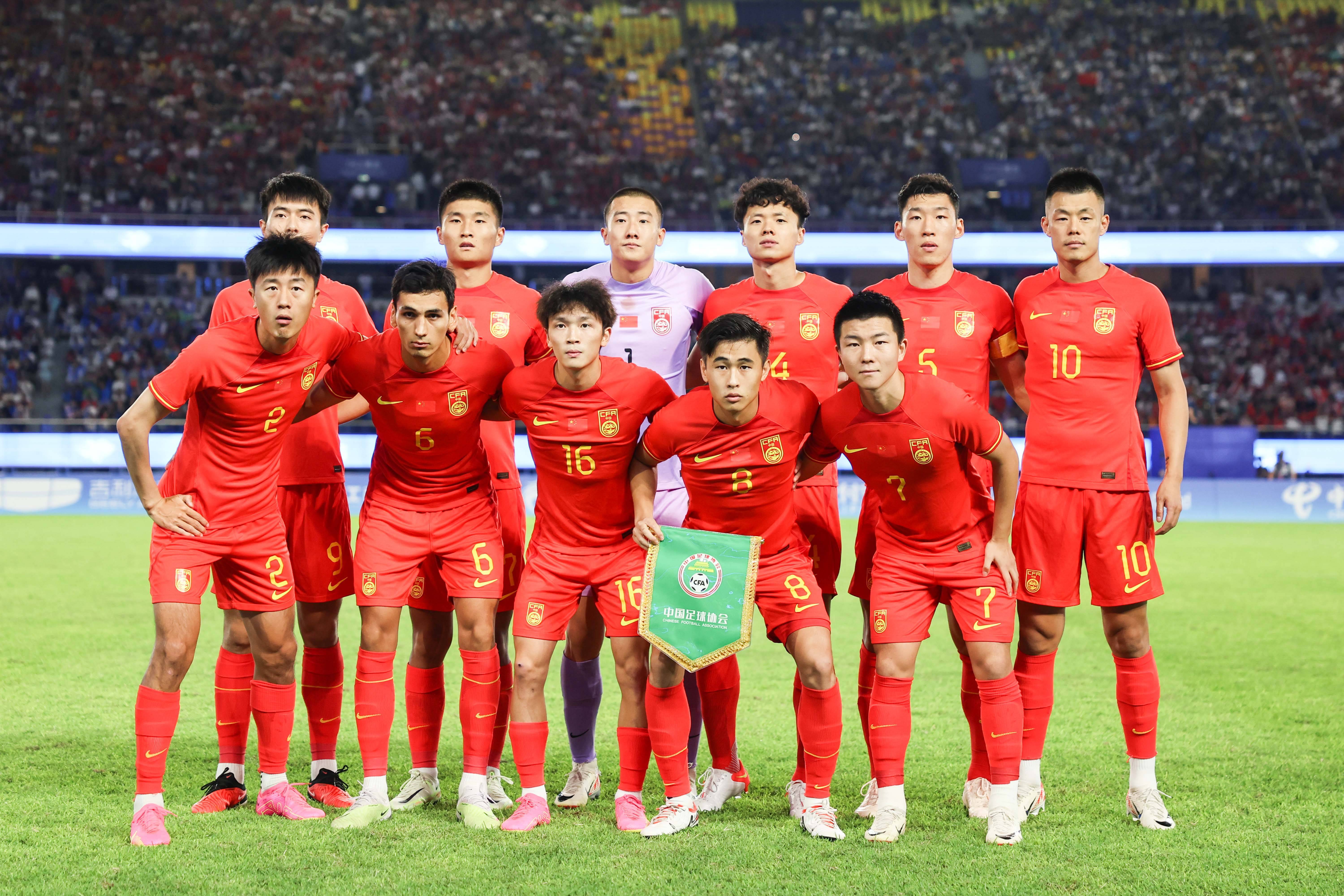 包含国内足球联赛中球队表现凸显实力层次的词条